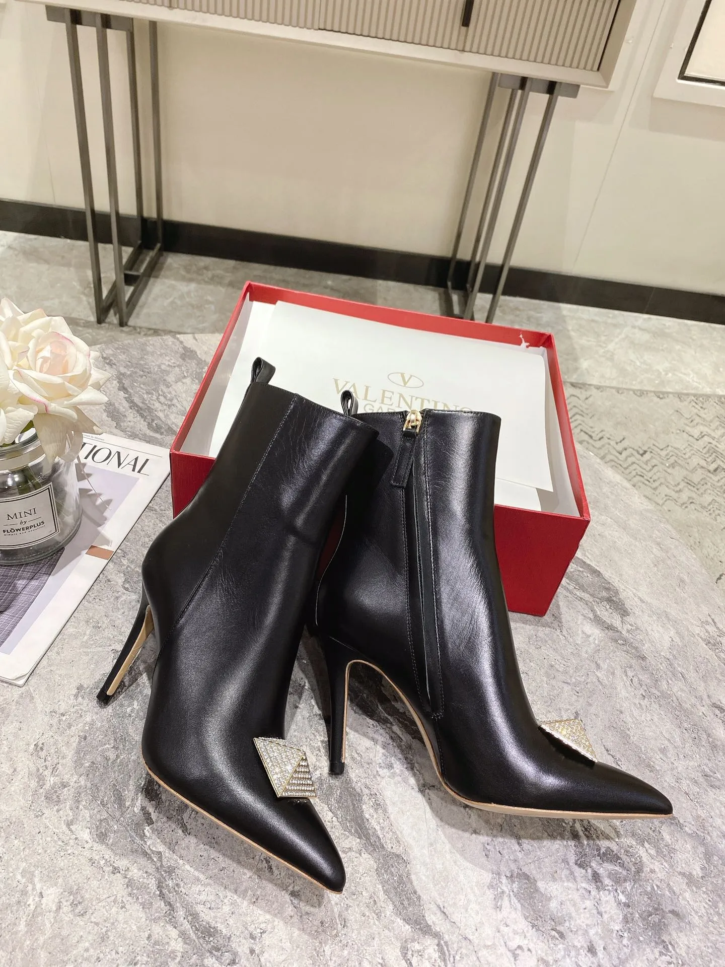 👟👟Ex-factory price 540👟👟 Genuine leather sole +40 [Valentino] Valentino autumn and winter fashion women's boots: comfortable and versatile, making your legs look longer! Fabric: Imported first-layer cowhide ⚡With inner zipper version ⚡The lining and feet are all high-end sheepskin! Outsole: There are two options: non-slip and wear-resistant rubber outsole and Italian leather outsole ~ equipped with Warren's [Pyramid] special buckle that will not rust. Number of yards: 35−41 (customized for sizes 34-42): rubber sole, - genuine leather sole +40